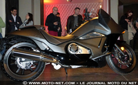 Lors de sa conférence de presse tenue hier à Paris, Honda a annoncé la commercialisation de la NM4 Vultus et de la splendide CB1100 BadSeeds, une