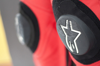 Tuto : Six étapes clés pour poser le genou à moto !