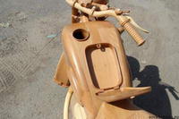 Une moto russe qui envoie du bois