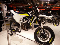 News moto vidéo, EICMA : Husqvarna SM701, une cousine très attrayante !