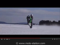 Record moto : 183 km/h en roue arrière sur la glace. Avec une Honda CBR stock !
