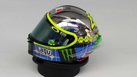 Valentino Rossi met son casque au vert à l'occasion de son Grand-Prix national