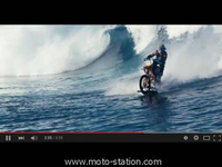 Dément : Robbie Maddison surfe un pipe à moto