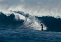 Il surfe à moto sur la plus grande vague du monde