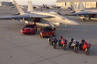 4 Superbikes et 2 Supercars sur une piste d'envol de 5 km de l'US Navy