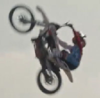 Marc Marquez fait des backflips à l'entrainement