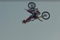 Marc Marquez rentre un back-flip sur une Honda CRF 3-temps