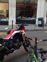 Genève - Une grosse moto finit sa course dans une vitrine