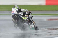 Crutchlow sur l'eau devant Rossi sous la pluie