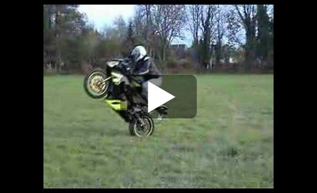 stunt moto herbe