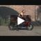 Une fille sexy fait un burnout sur une Yamaha R1