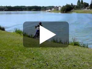 Serge Nuques traverse un lac pour le film Mammuth