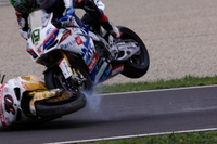 Photos : la séquence du crash de Guintoli