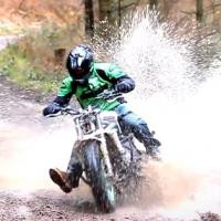 Quand le Triumph Street Triple envoie du bois dans la foret