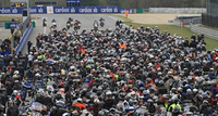 Abraham, le circuit de Brno et 1349 motos rendent hommage à Simoncelli