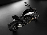 La Ducati Diavel se pare de chrome pour 2012