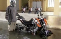 Vidéo : KTM vend sa Duke 200 " waterproof "