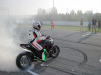 Valentino Rossi battu par Troy Bayliss lors de la course des World Ducati Week 2012