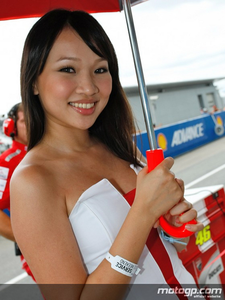 Fille des paddocks du motogp sur le circuit de Sepang 2011