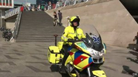 Vidéo spectaculaire : une moto ambulance descend les escaliers