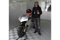 Un pilote du Challenge Protwin prête sa Ducati Panigale à un grand champion de F1