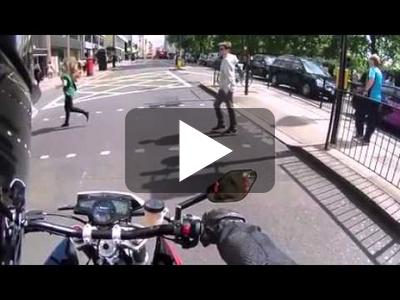 Terroriser les passants à moto : c'est mal !