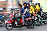 A moto, le code islamique prévaut-il sur le code de la route