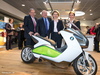 Le ministre du Travail français pose devant une moto et un scooter BMW