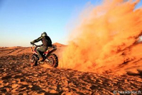 Stunt : le désert en Triumph Street Triple R ! (+vidéo)