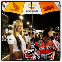 Plutôt pas mal l'umbrella girl de Marquez au Qatar