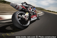 Dunlop lance en 2013 un nouveau pneu moto de très hautes performances : le Sportmax D212 GP Pro. Homologué pour la route, ce pneu racing se destine