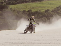 Vidéo : Valentino Rossi en mode dirt track dans son ranch