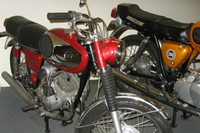Deux motos Bridgestone au Salon Moto Légende 2013
