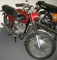 Deux motos Bridgestone au Salon Moto Légende