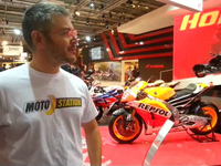 Vidéo Salon de la Moto Paris 2013 : David M4, du forum M-S, craque sur la Honda de Marc Marquez