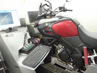 Comparatif moto vidéo : La Suzuki DL 1000 V-Strom face à la Kawasaki Versys 1000 au banc !
